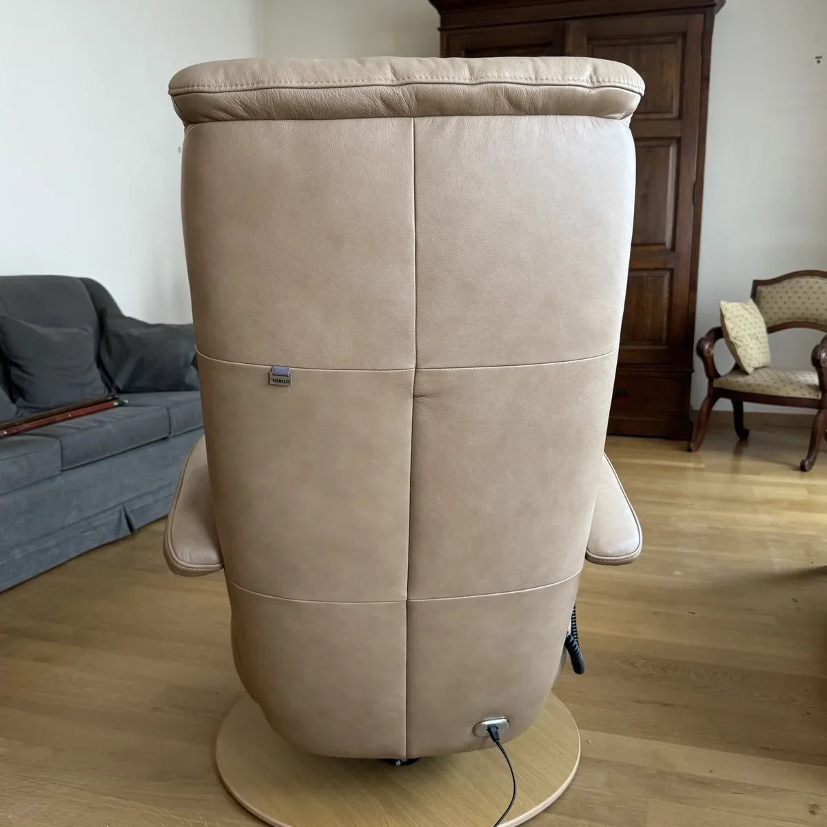 Tweedehands Hukla Orion medium relaxzetel, achterkant met disc-voet in eik bianco