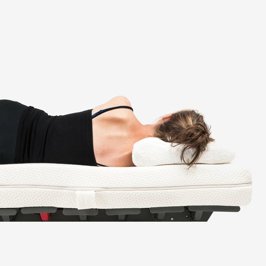 Ergonomisch hoofdkussen met nekrol in zijaanzicht bij Sit & Sleep