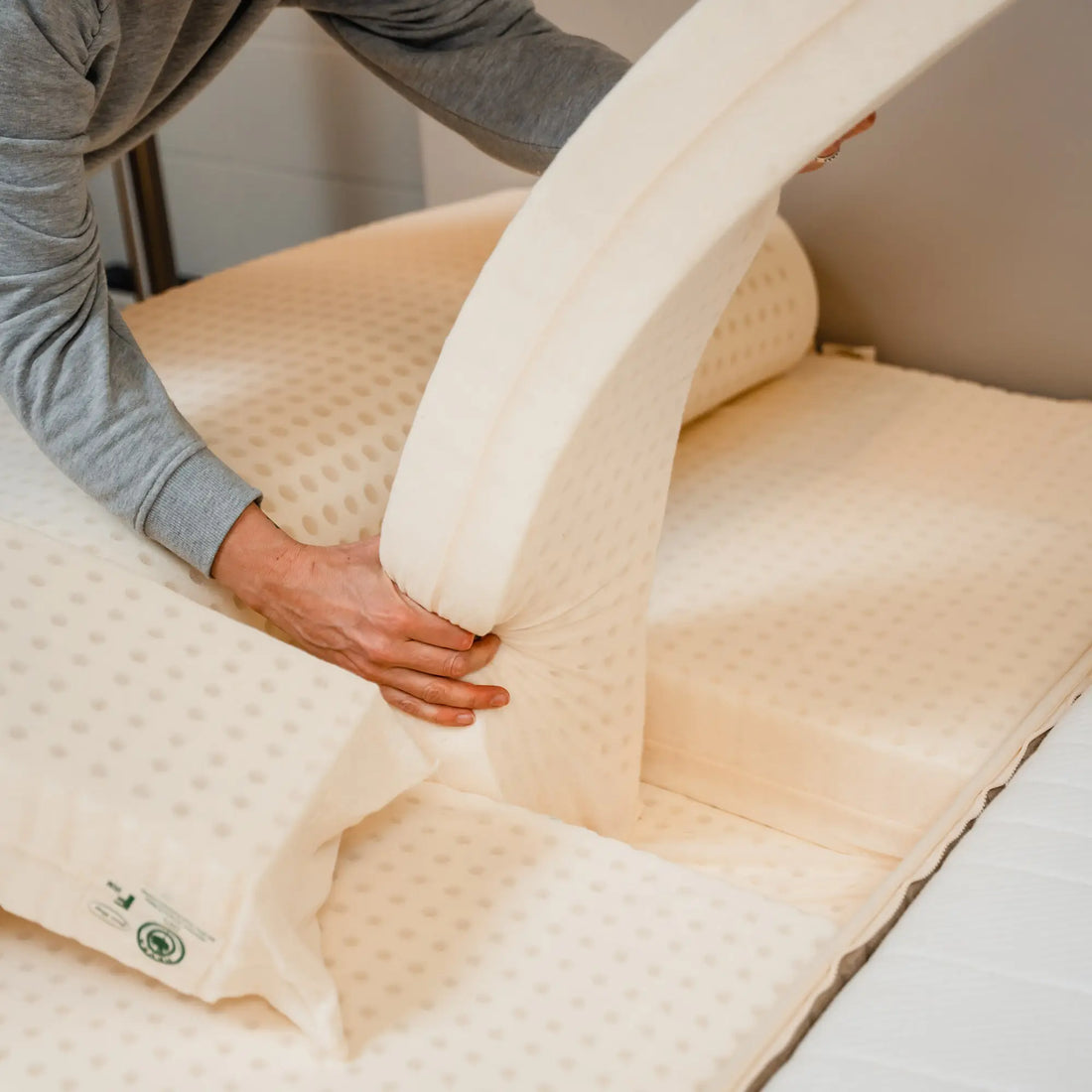 Bed opgemaakt met natuurlijke materialen: natuurlatex, wol en biokatoen van Greensleep