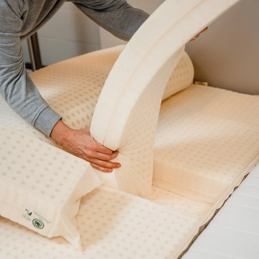 Bed opgemaakt met natuurlijke materialen: natuurlatex, wol en biokatoen van Greensleep