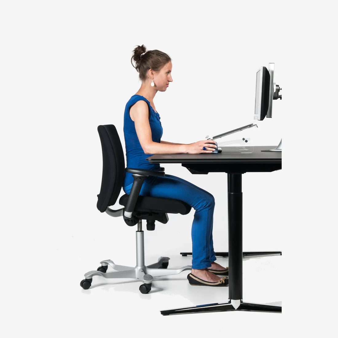 Ergonomisch ingerichte thuiswerkplek met bureaustoel, los scherm en toetsenbord