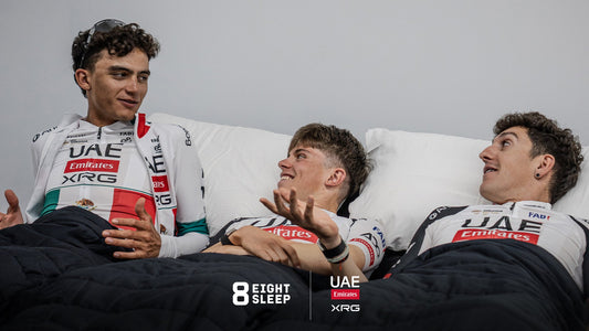 Renners van UAE Team Emirates XRG herstellen samen in bed na een etappe