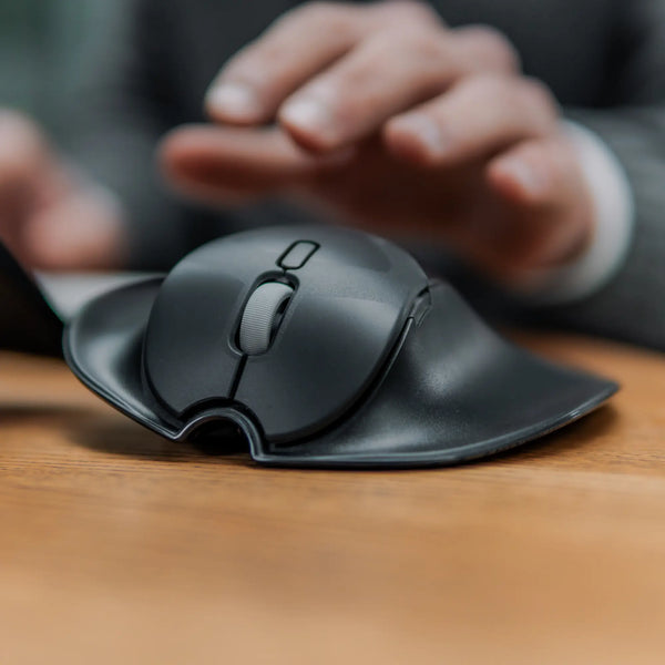 Hand rust ontspannen op een ondersteunende HandShoeMouse