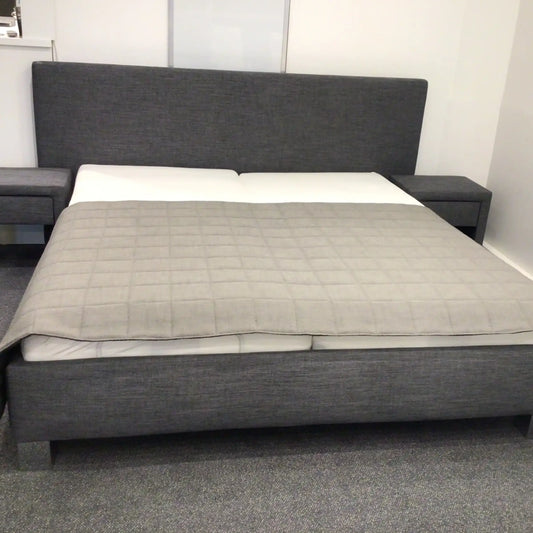 Bedkader styldecor met nachtkastjes