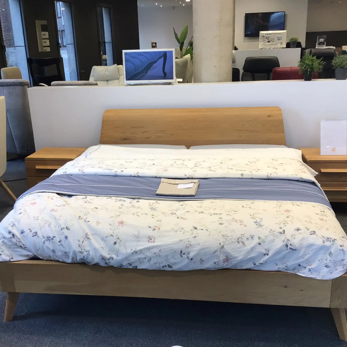 Bedkader oak bianco toonzaal met nachtkastjes