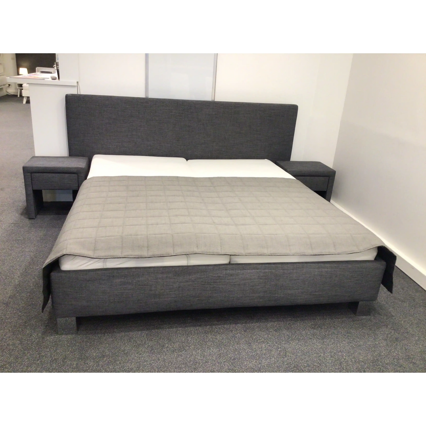 Bedkader styldecor met nachtkastjes
