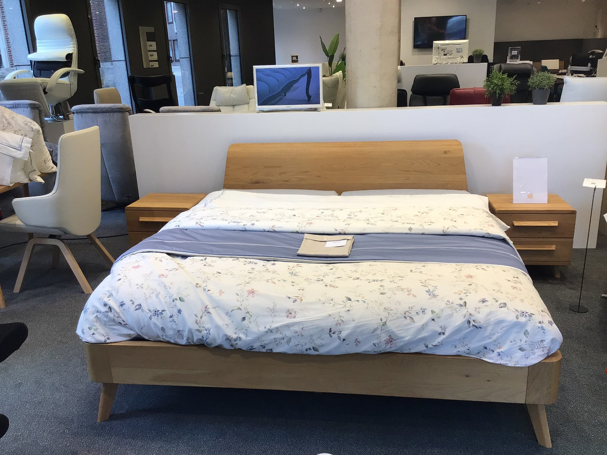 Bedkader oak bianco toonzaal met nachtkastjes
