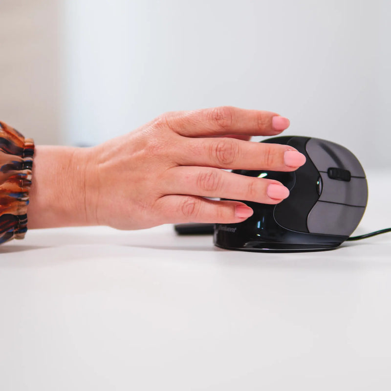 Hand rust ontspannen op een verticale muis dicht bij het toetsenbord