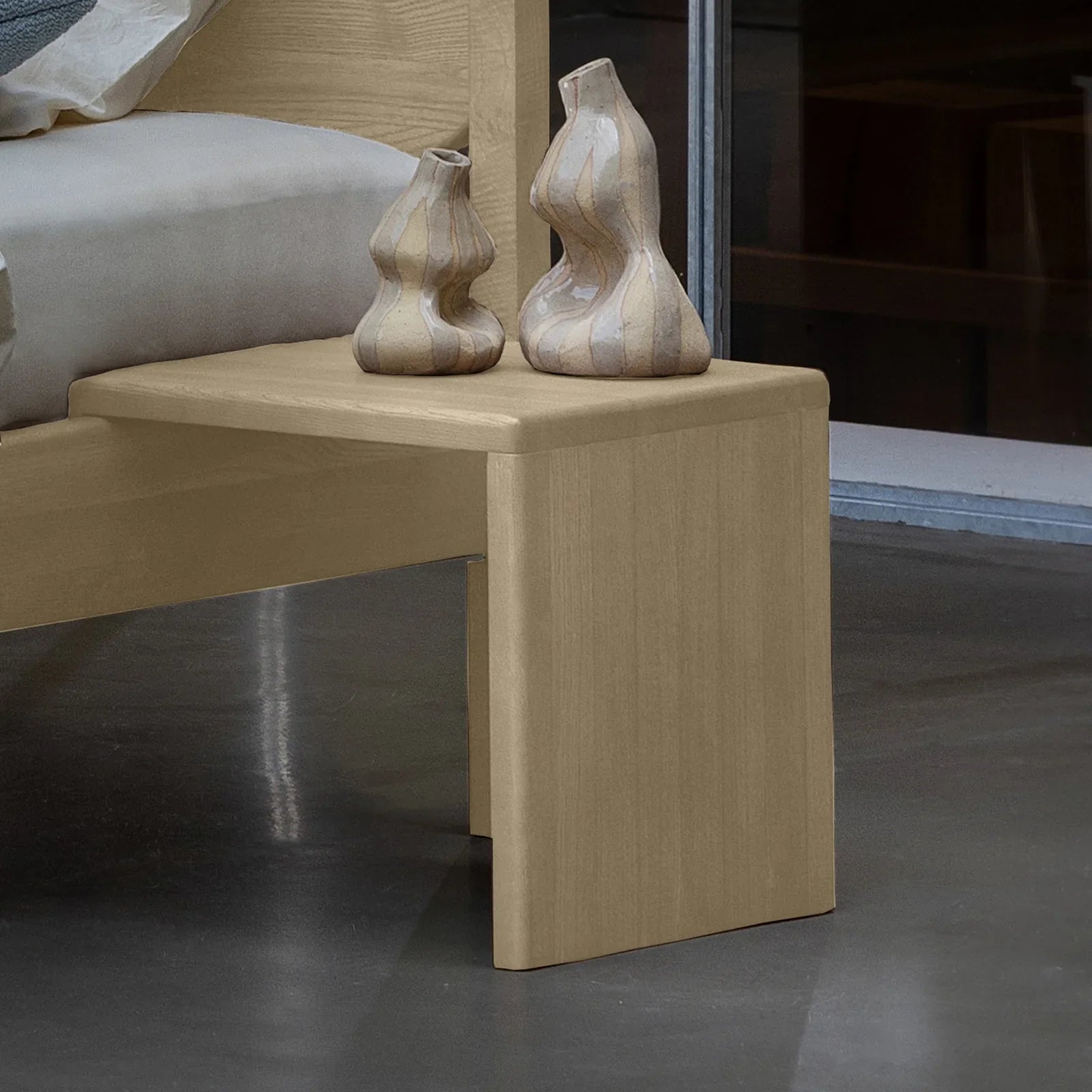 Nachttafel Core — massief essenhout