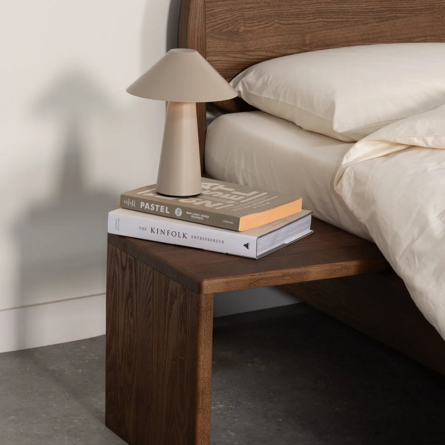 Nachttafel Core — massief essenhout