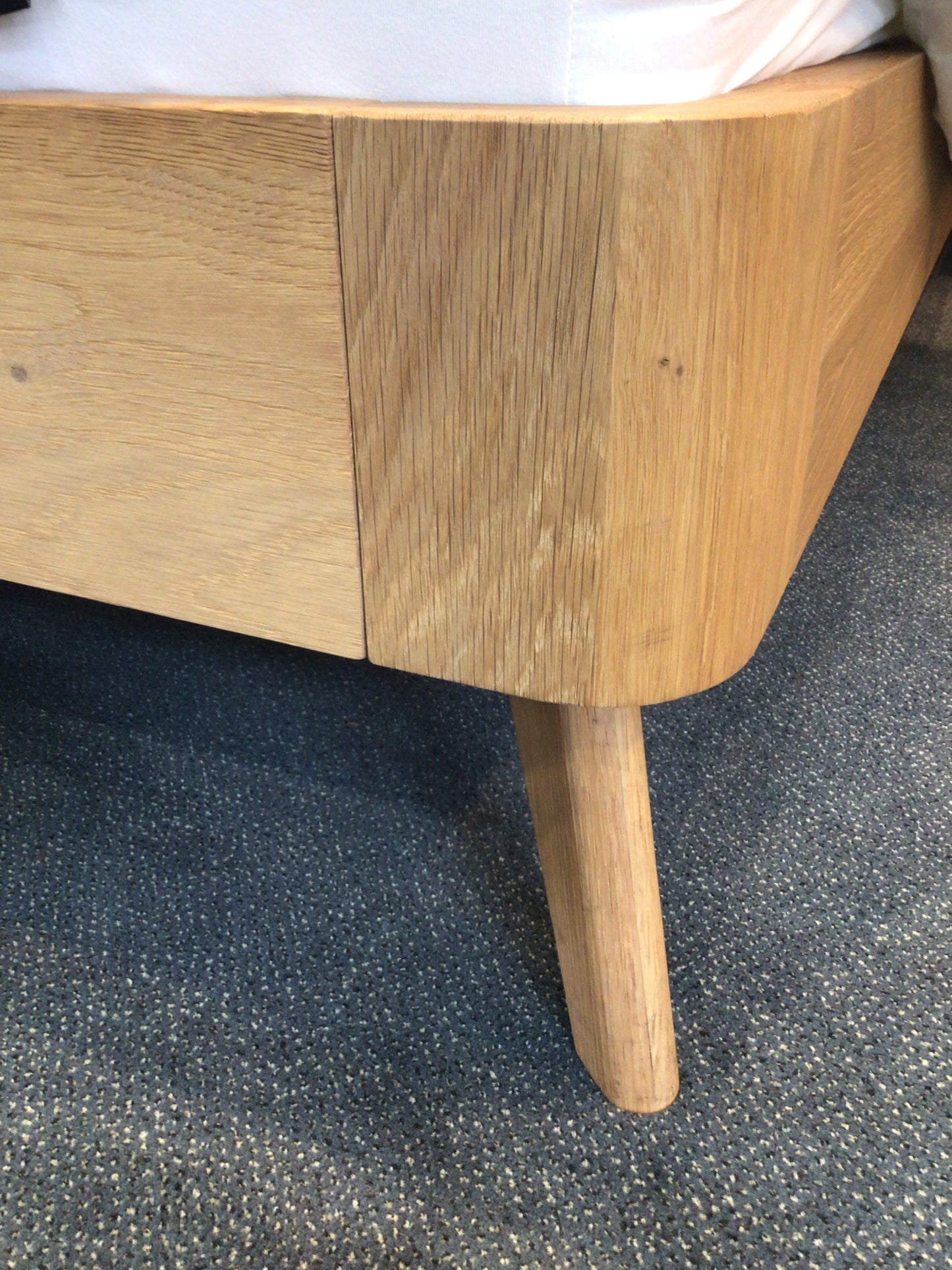 Bedkader oak bianco toonzaal met nachtkastjes