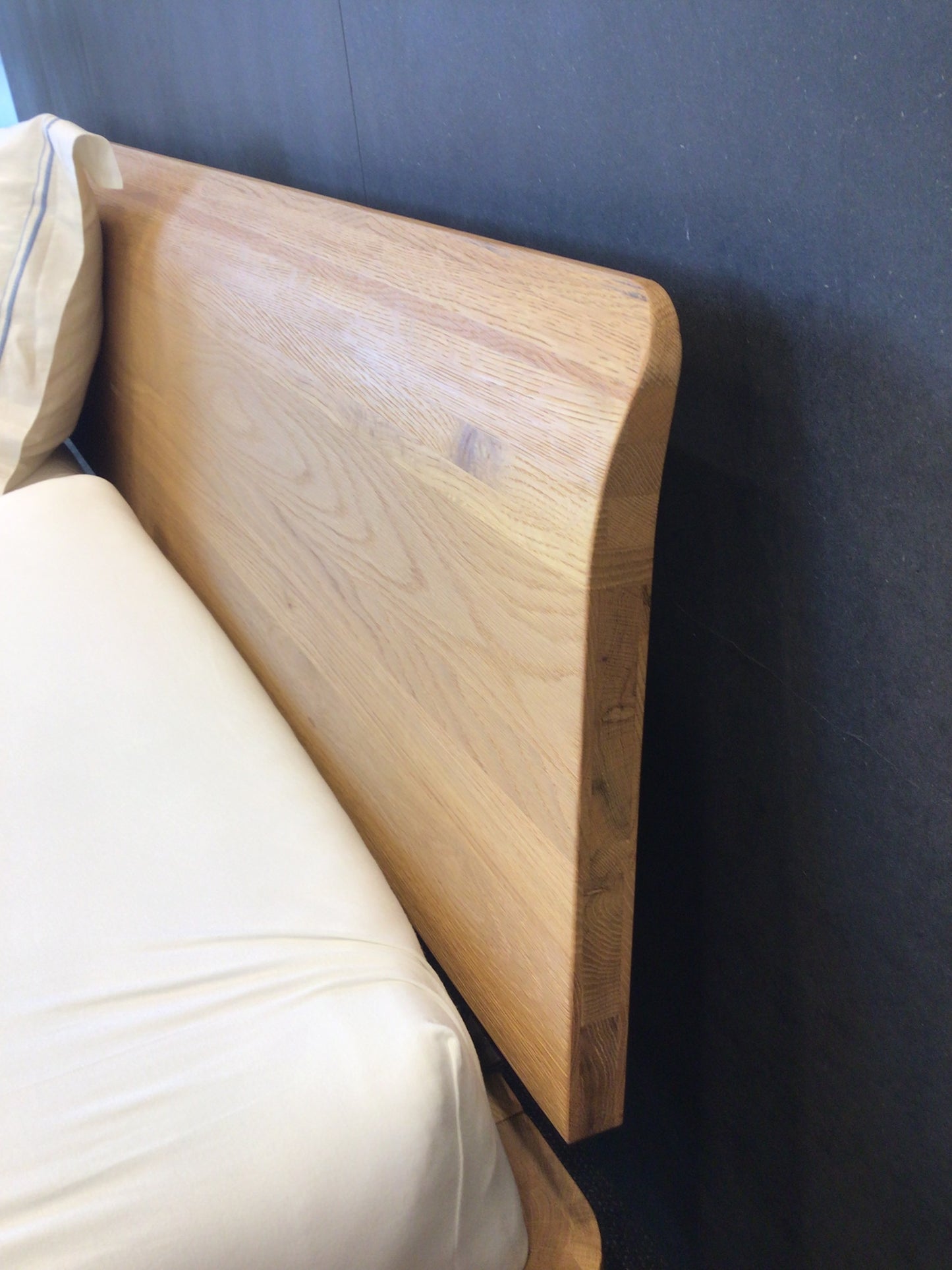 Bedkader oak bianco toonzaal met nachtkastjes