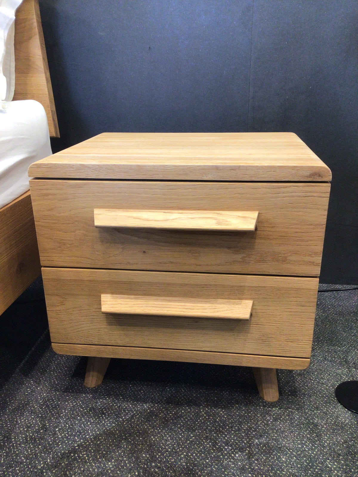 Bedkader oak bianco toonzaal met nachtkastjes