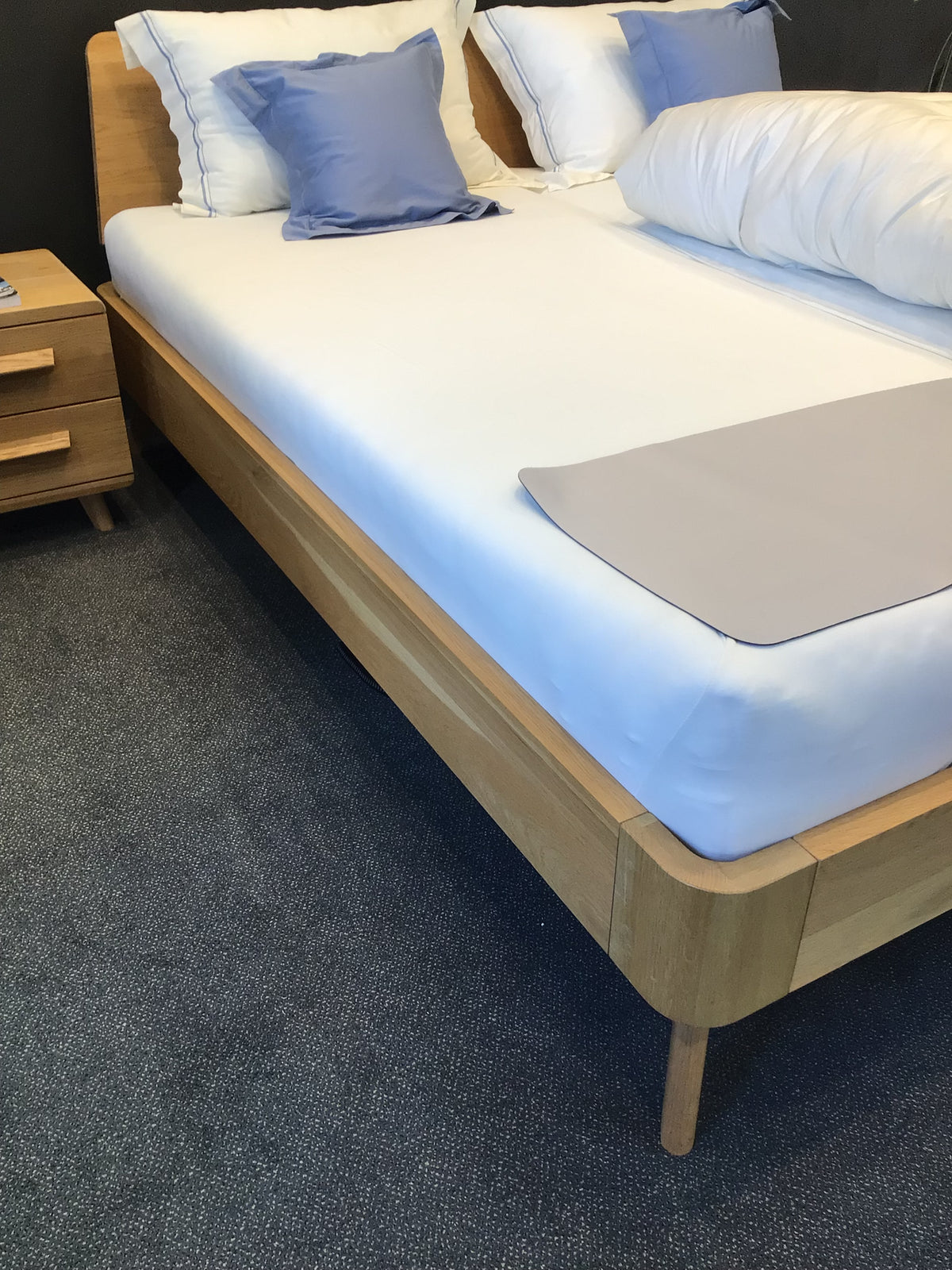 Bedkader oak bianco toonzaal met nachtkastjes