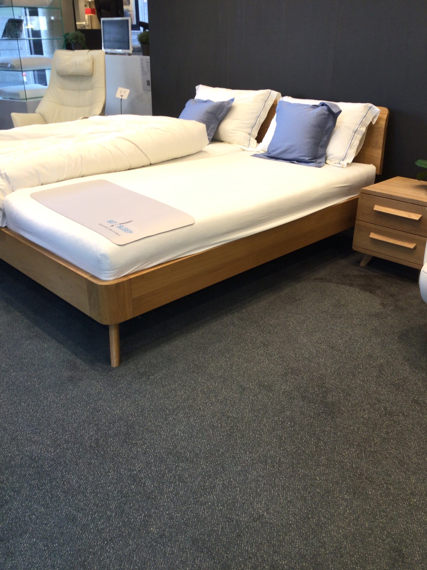 Bedkader oak bianco toonzaal met nachtkastjes