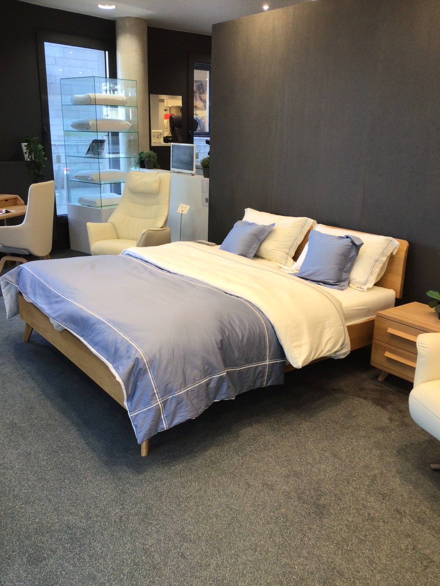 Bedkader oak bianco toonzaal met nachtkastjes