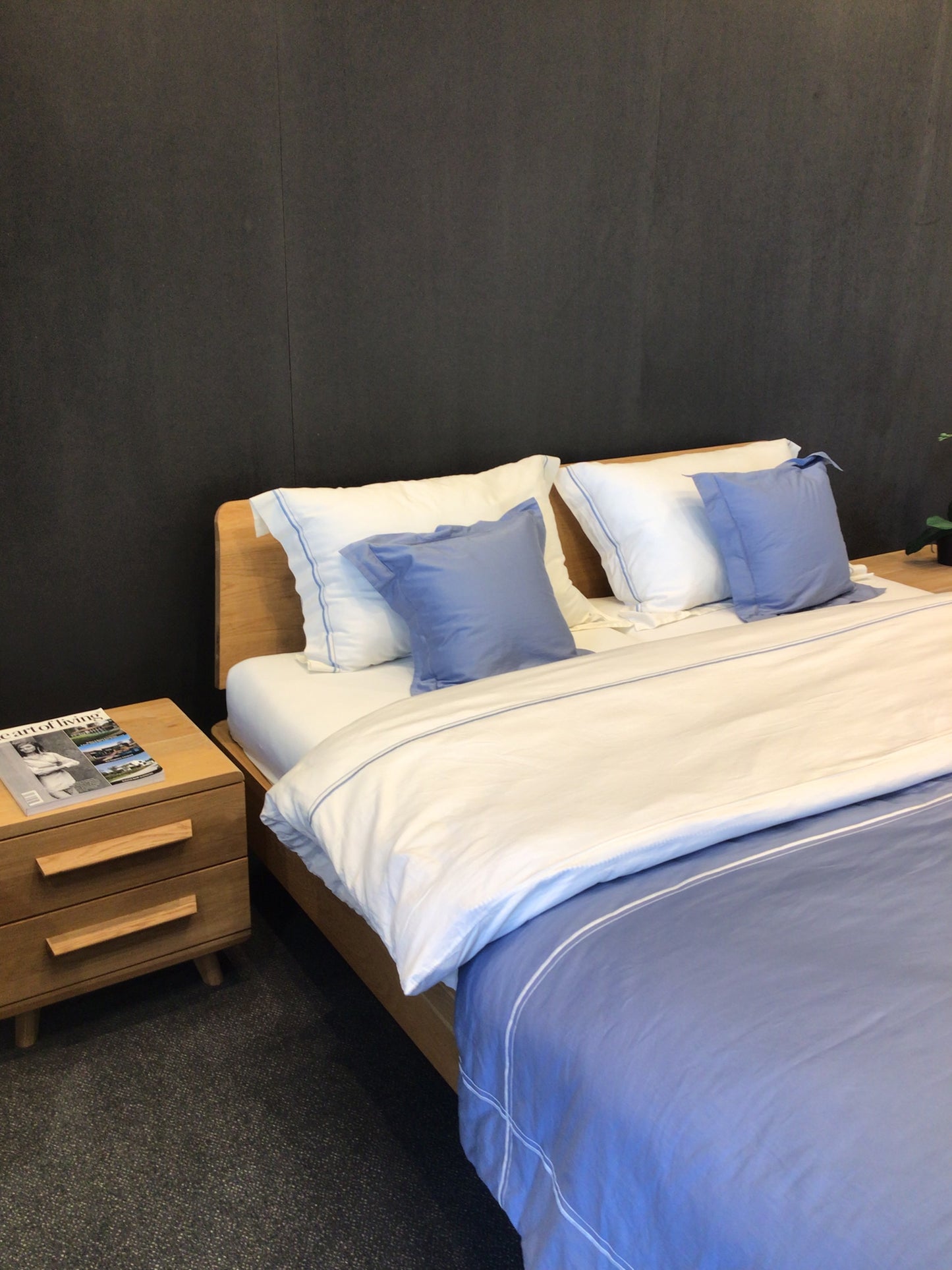 Bedkader oak bianco toonzaal met nachtkastjes