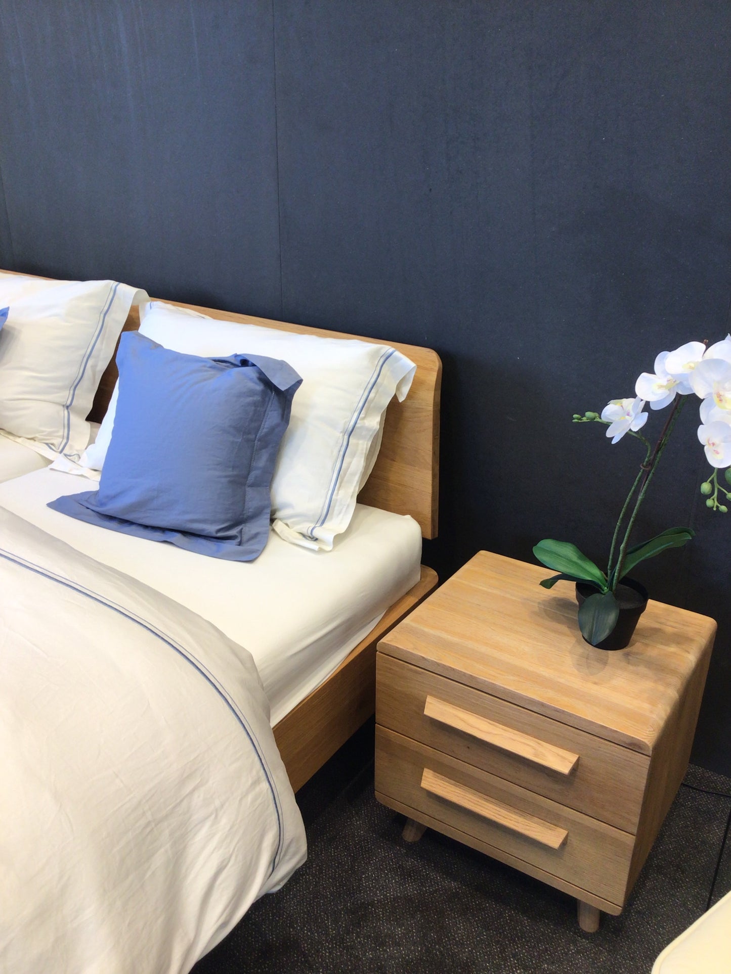Bedkader oak bianco toonzaal met nachtkastjes