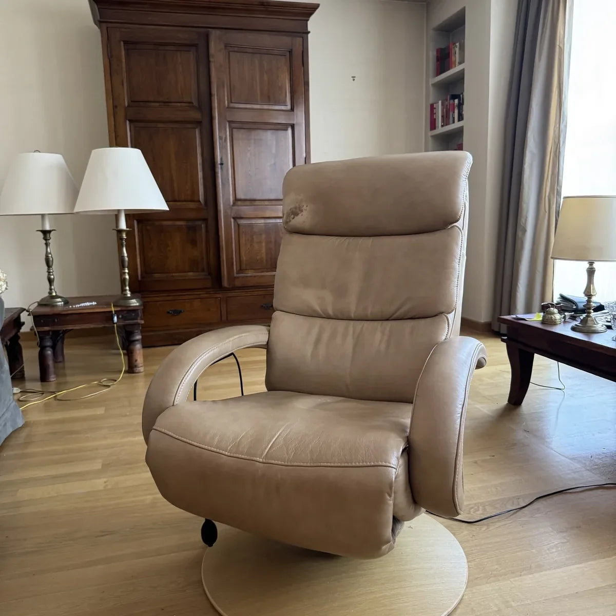 Tweedehands Hukla Orion small relaxzetel in leder Cloudy Sand, vooraanzicht
