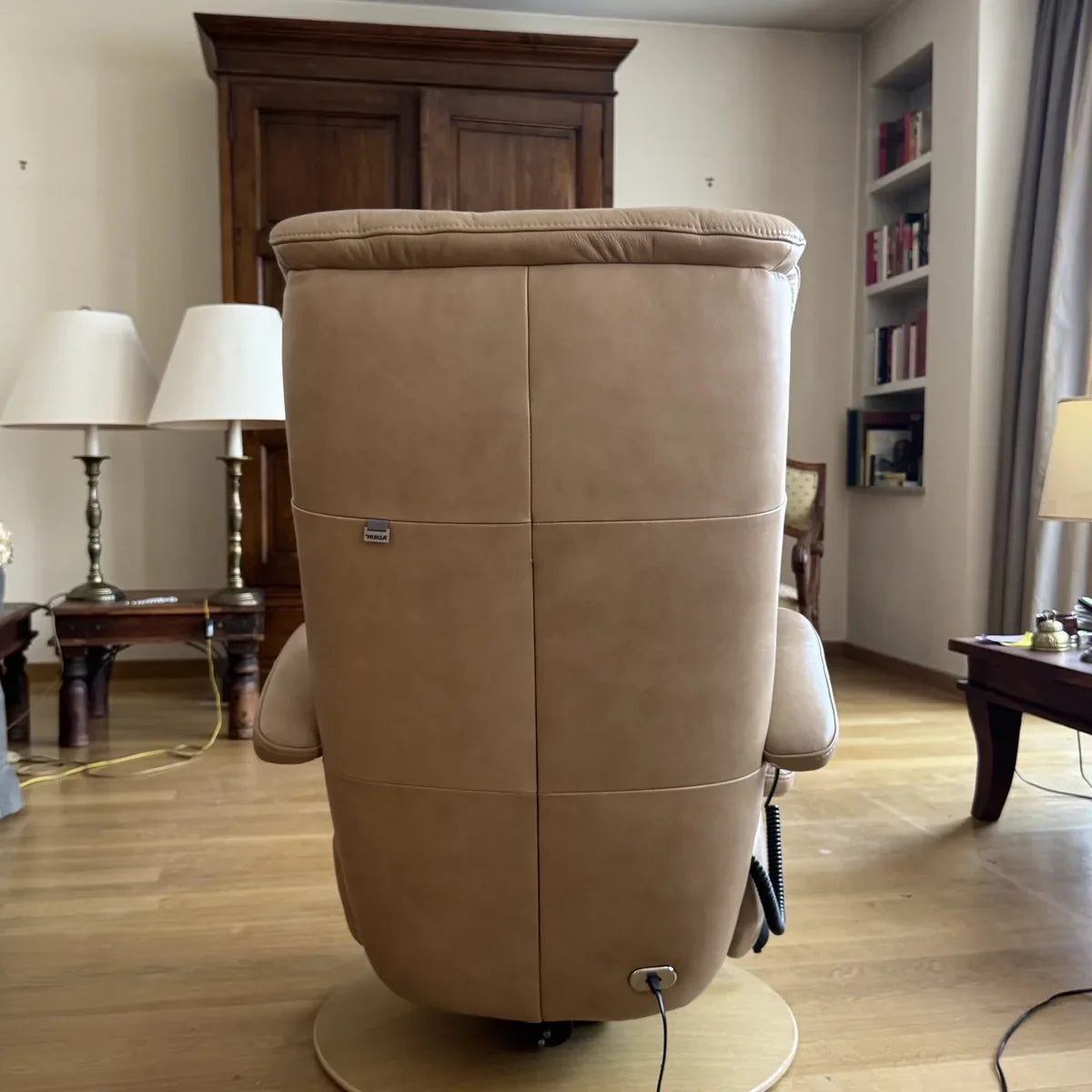 Tweedehands Hukla Orion small relaxzetel, achterkant met disc-voet in eik bianco