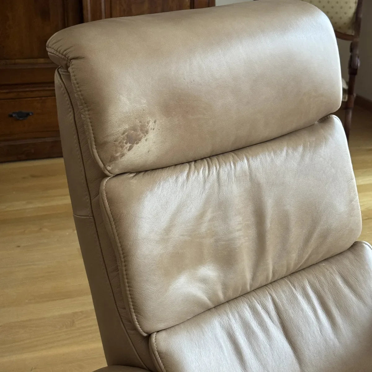 Vlek op de hoofdsteun van de tweedehands Hukla Orion small relaxzetel