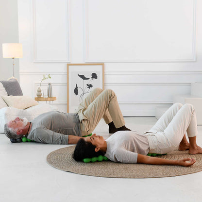 Koppel oefent samen in de woonkamer op twee Spinefitters