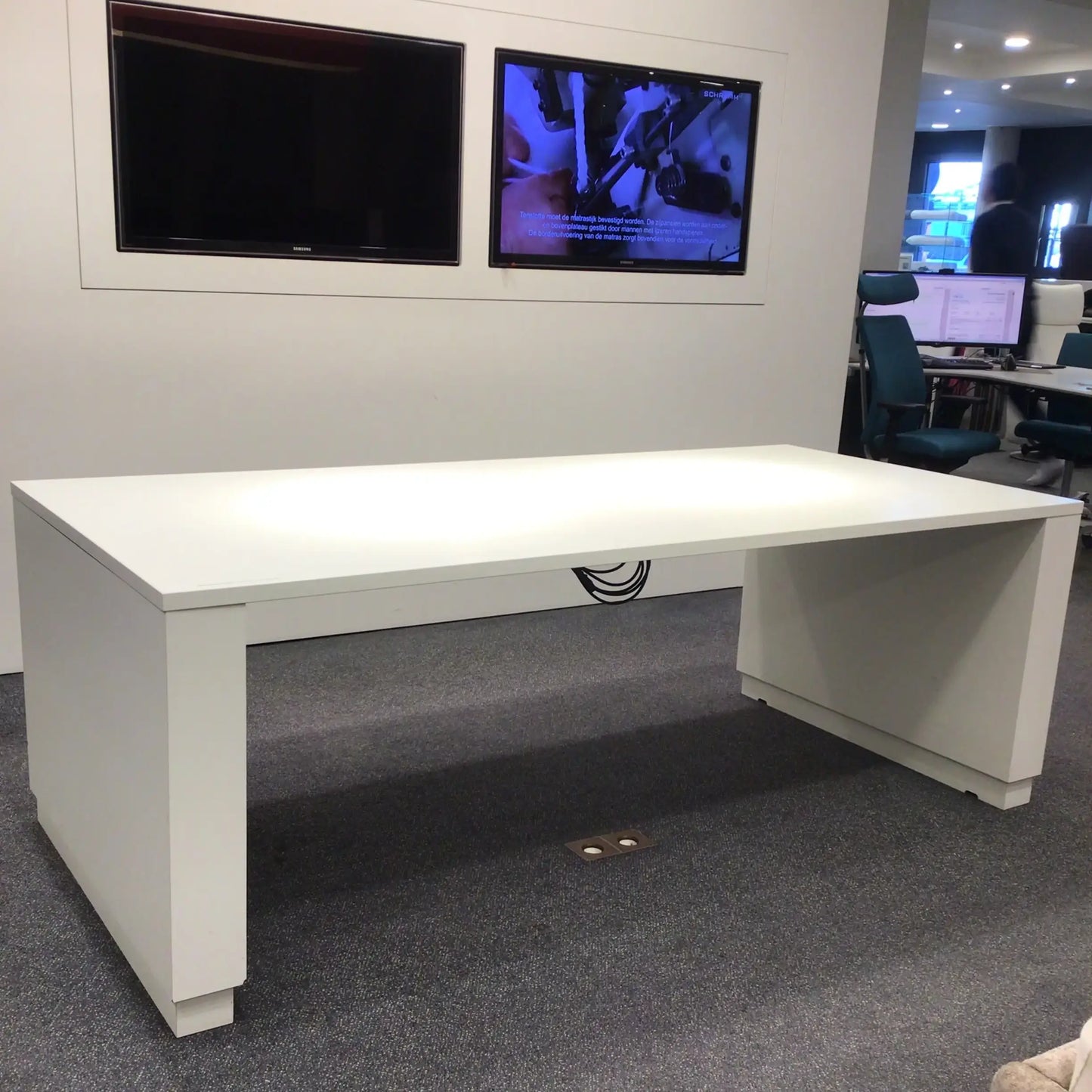 Gubi Tafel toonzaalmodel wit