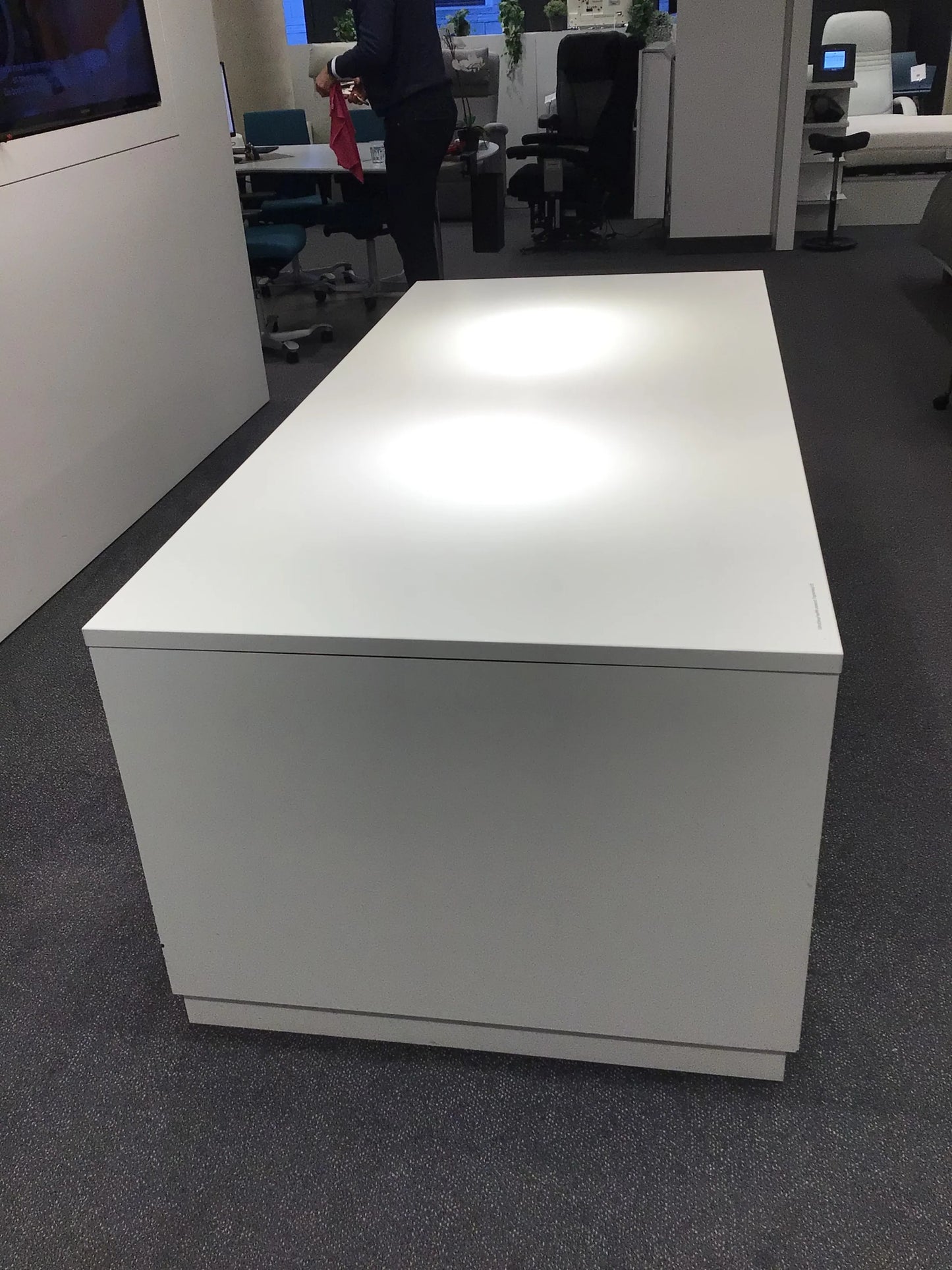 Gubi Tafel toonzaalmodel wit