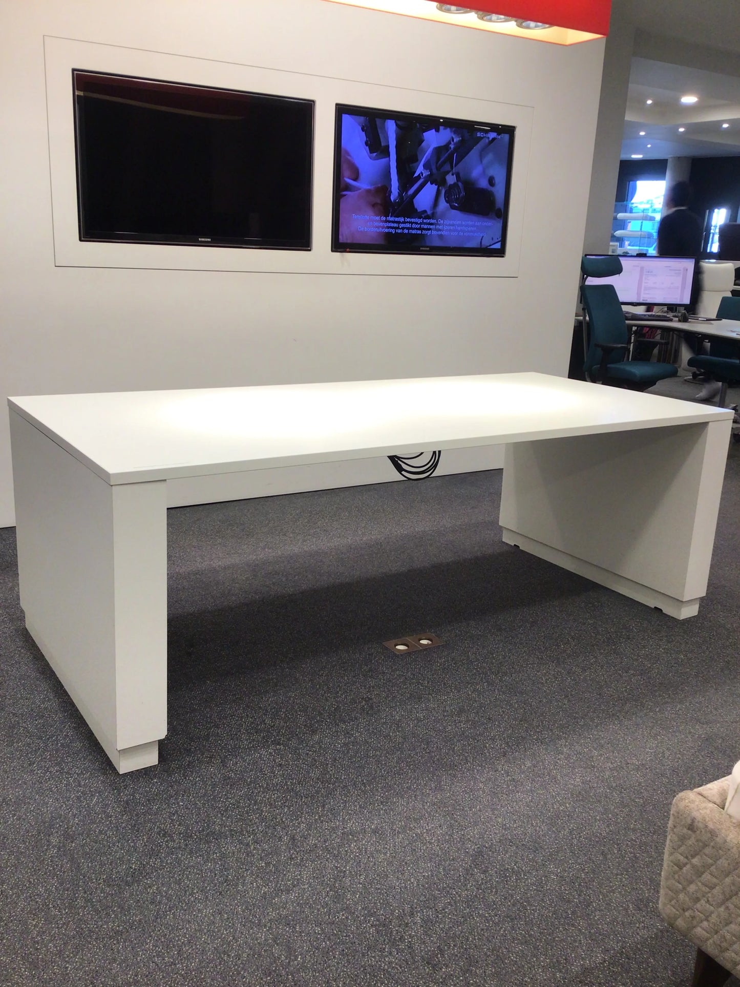 Gubi Tafel toonzaalmodel wit