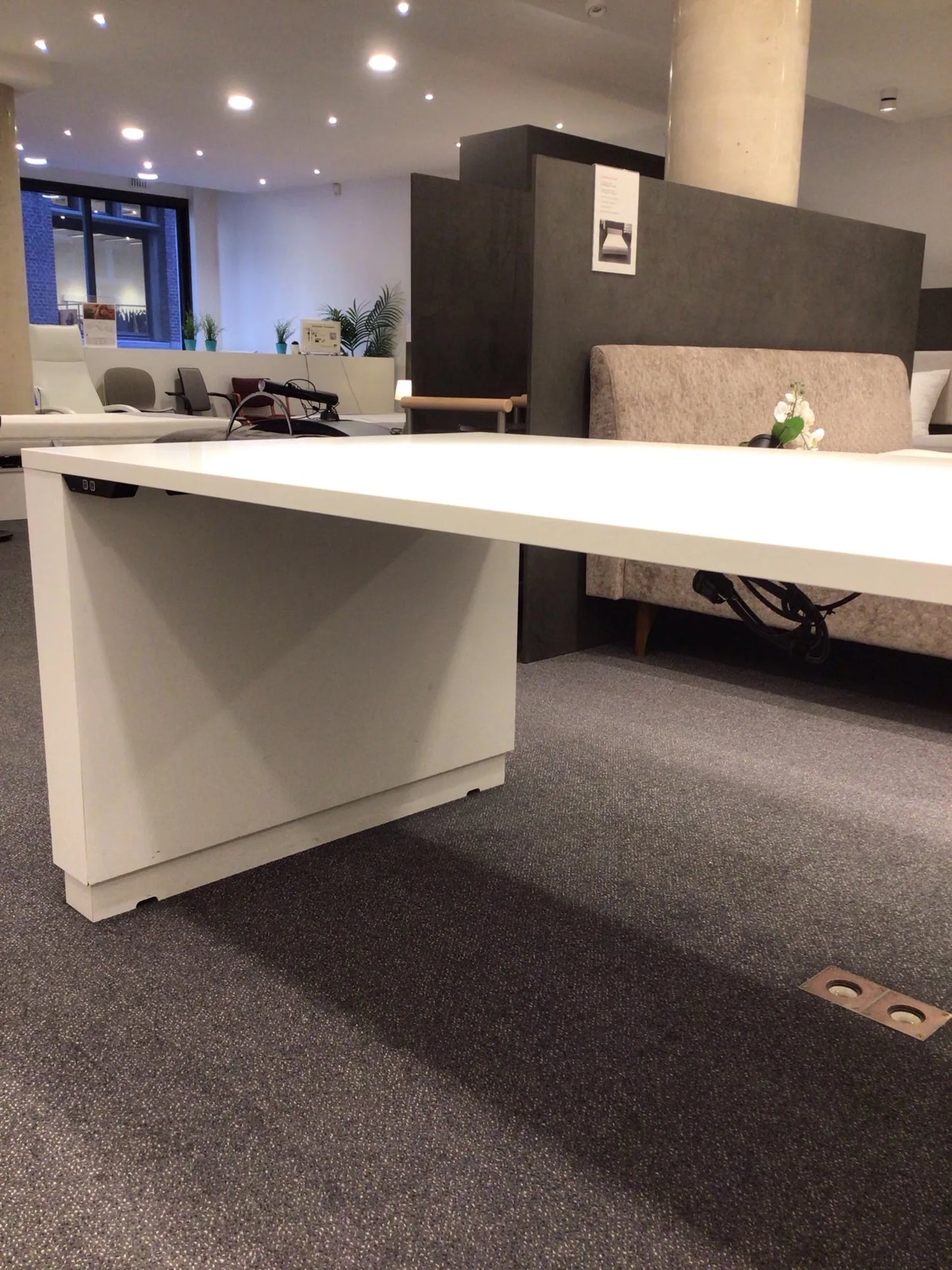 Gubi Tafel toonzaalmodel wit